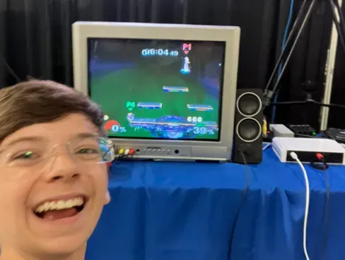 Διαγωνιζόμενος του Super Smash Bros. Melee μοιράζεται selfie στη μέση ενός αγώνα