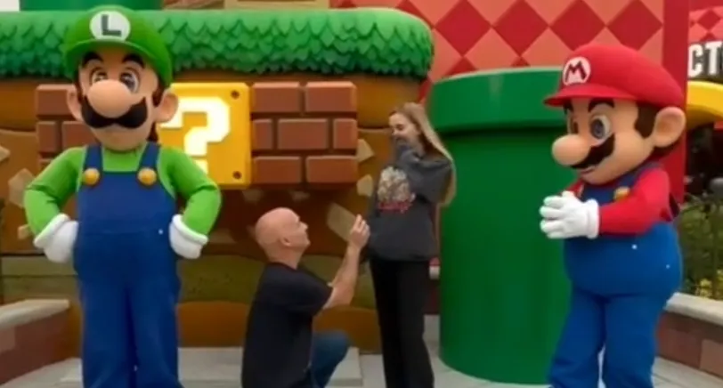 Μια πρόταση γάμου στο Super Nintendo World ΔΕΝ εντυπωσιάζει τον Luigi