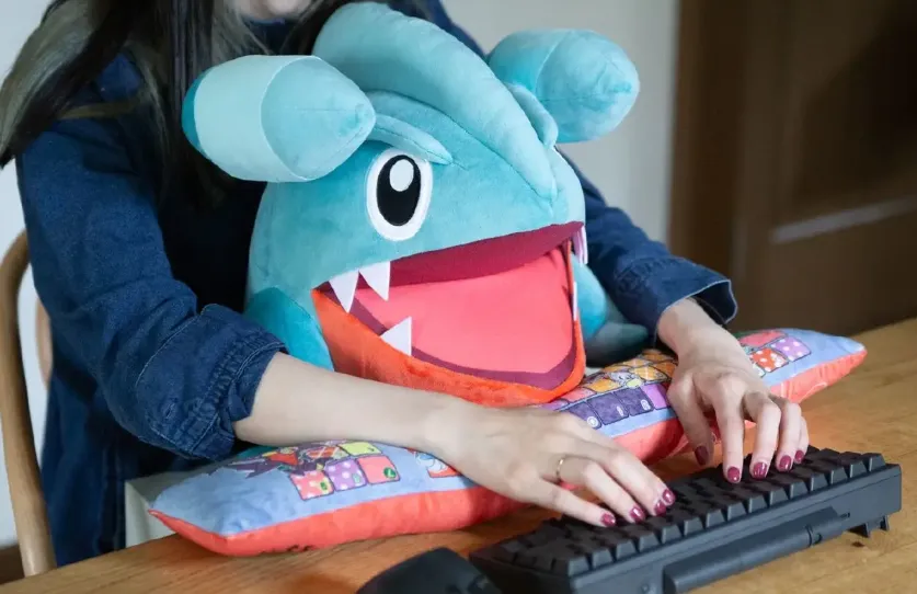 Εσείς ζηλεύετε το Gible μαξιλάρι της Bandai για άνετο pc gaming;