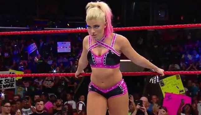 Η Alexa Bliss δεν πάει πουθενά χωρίς το Switch της!