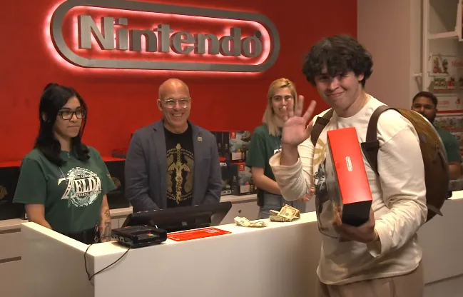 Ο ίδιος ο Doug Bowser έδωσε το πρώτο αντίγραφο του Zelda: Tears of the Kingdom στη Nintendo Νέας Υόρκης