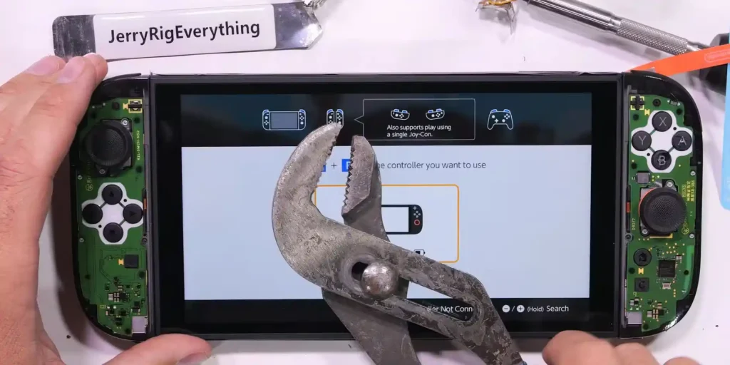 Μην ανησυχείτε αν σας πέσει το Switch 2, καθώς ένας YouTuber το χαρακτήρισε «ανίκητο» αφού το χτύπησε 50 φορές με πένσα!
